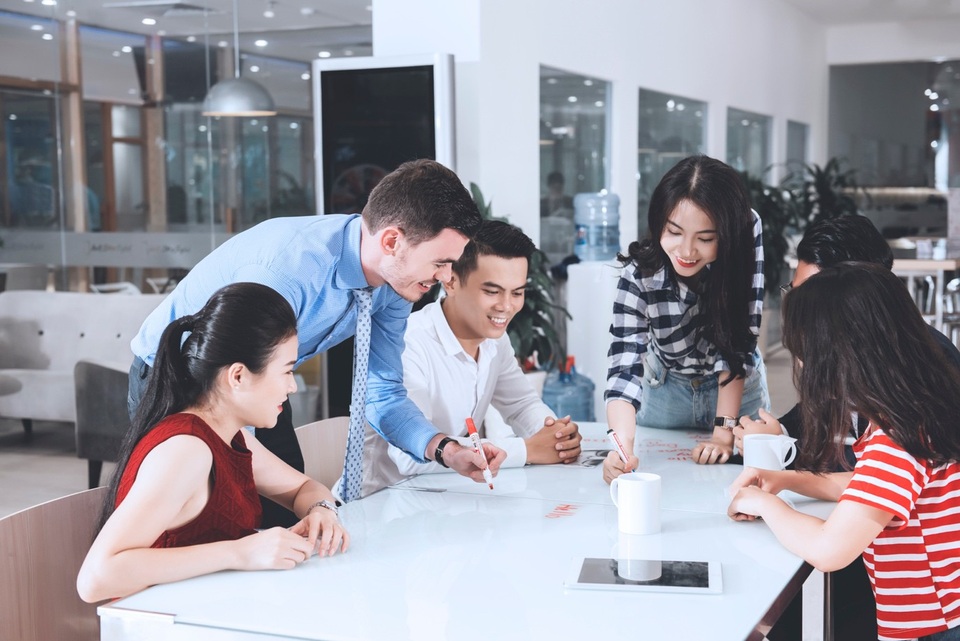 Làm sao vượt qua sợ hãi trong những lần đầu nói tiếng Anh? - 2 Tin vào bản thân, bạn sẽ tự tin để giao tiếp, trình bày bằng tiếng Anh hơn.