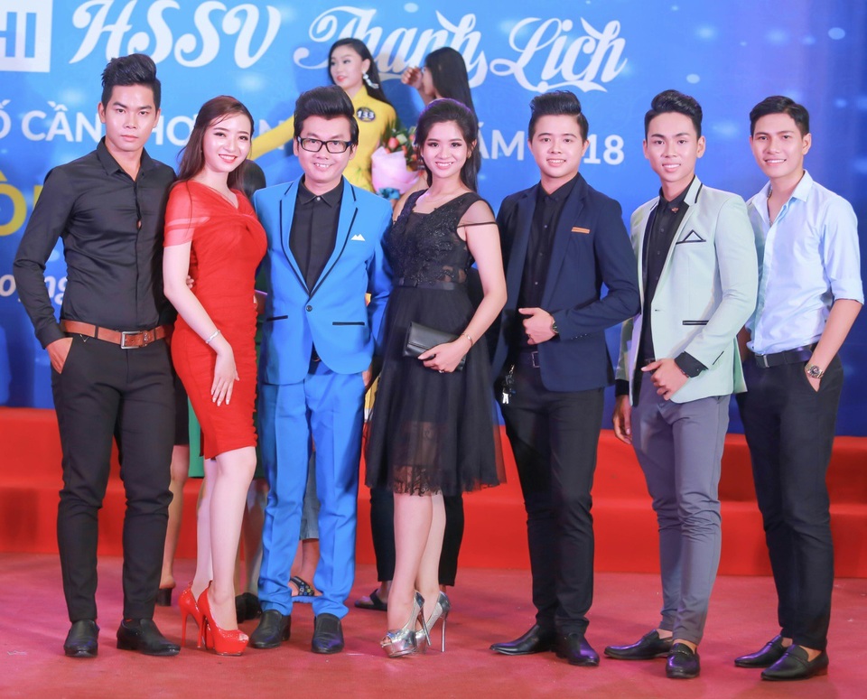 Á vương Ký Quốc lịch lãm ngồi ghế nóng chấm thi - 2 Cùng dàn mẫu công ty IL trên thảm đỏ rất thanh lịch và xinh tươi