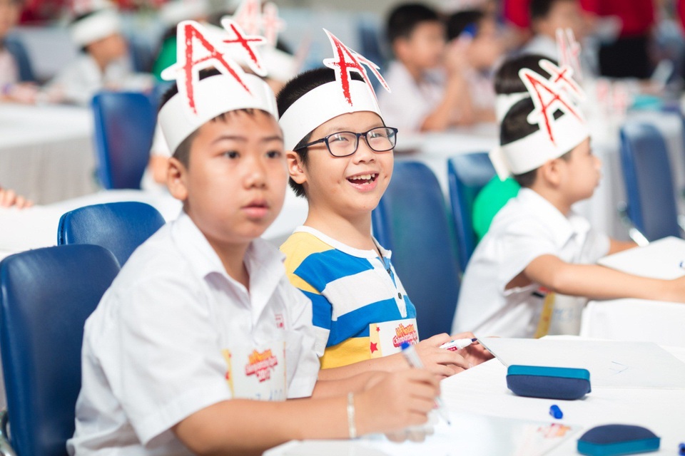 Lộ diện 5 thủ lĩnh xuất sắc nhất tại cuộc thi Toán Tư duy Mathnasium Championship Mở rộng 2017 - 2
Con số 10.000 thí sinh tham gia đã cho thấy sức hấp dẫn và sự quan tâm rất lớn của phụ huynh và học sinh đối với cuộc thi.