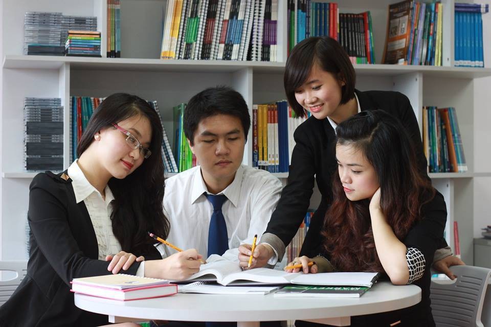 Cựu sinh viên Thương mại từ bỏ việc lương cao để theo đam mê dạy tiếng Anh - 2
Cô gái 9X Quỳnh Nguyễn (thứ hai từ phải sang) khi còn làm việc tại tập đoàn KinderWorld.