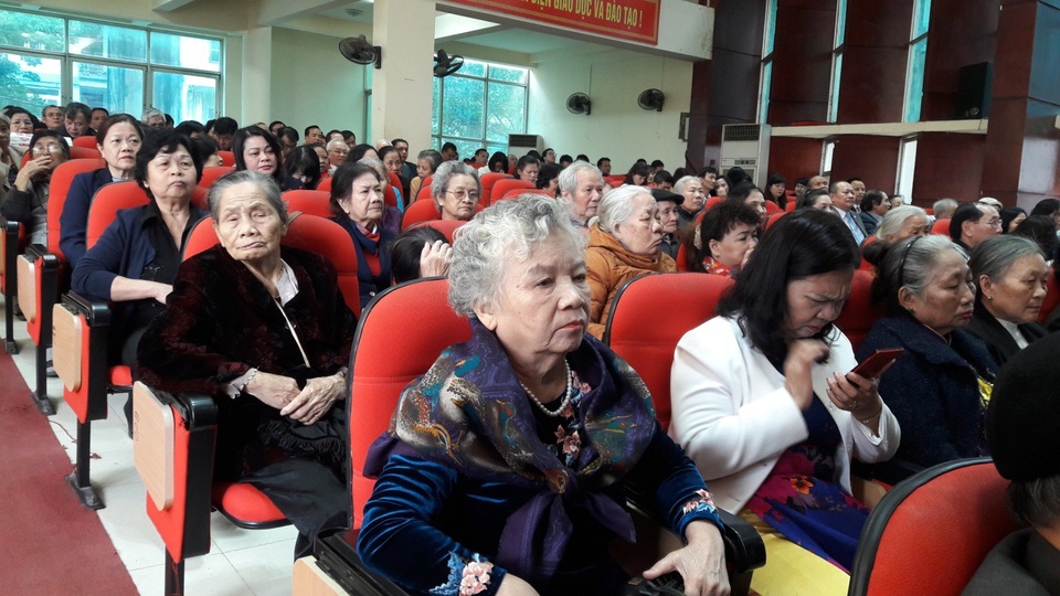 Nồng ấm lễ tri ân các nhà giáo của Học viện Quản lý giáo dục - 2
Cựu cán bộ, giảng viên, sinh viên tham dự ngày kỉ niệm