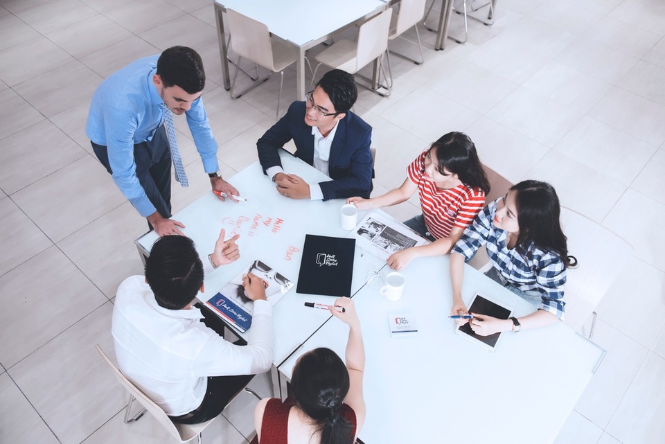 3 bí quyết luyện thi IELTS cho người mới bắt đầu và không có thời gian - 2
Lớp học ít người sẽ giúp bạn ôn luyện IELTS hiệu quả hơn.