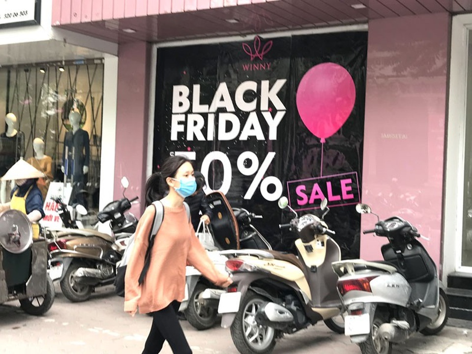 Ồ ạt giảm giá 50%: Ùn ùn ra phố, tranh nhau mua hàng - 3
Những ngày này, đi trên các tuyết phố như Chùa Bộc, Thái Hà, Phạm Ngọc Thạch, Kim Mã,... không khó để bắt gặp các biển quảng cáo treo lên với chương trình giảm giá siêu khủng Nhiều cửa hàng quyết định giảm giá khủng tới 50-70% cho tất cả các sản phẩm
