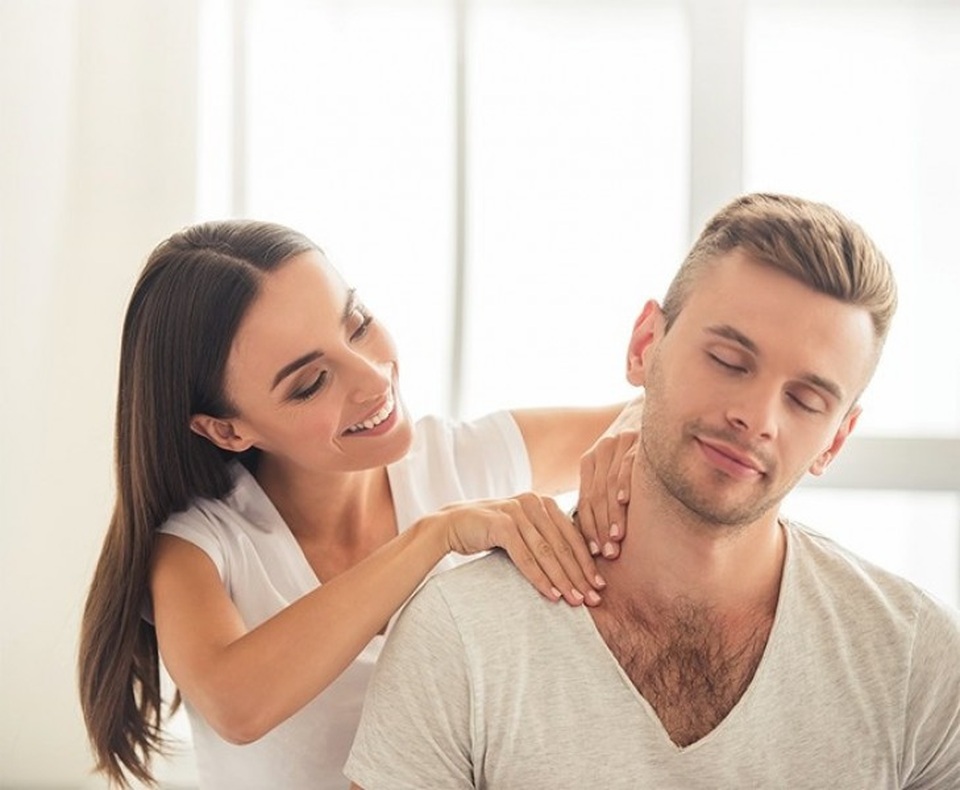 5 thói quen trước khi ngủ để quan hệ vợ chồng thêm mặn nồng - 3 Việc massage nhẹ nhàng giúp nửa kia thấy khoan khoái hơn sau một ngày bận rộn. Ảnh minh họa