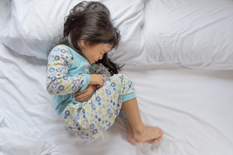 Mối nguy hại khó lường khi trẻ bị nhiễm giun sán - 2 Trẻ nhiễm giun thường đau bụng, buồn nôn