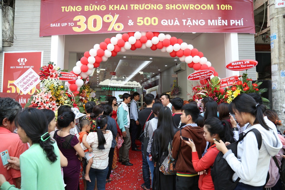 Huy Thanh Jewelry khai trương cửa hàng đầu tiên tại TPHCM - 2 Đông đảo khách hàng đã đến chung vui cùng Huy Thanh Jewelry trong ngày khai trương