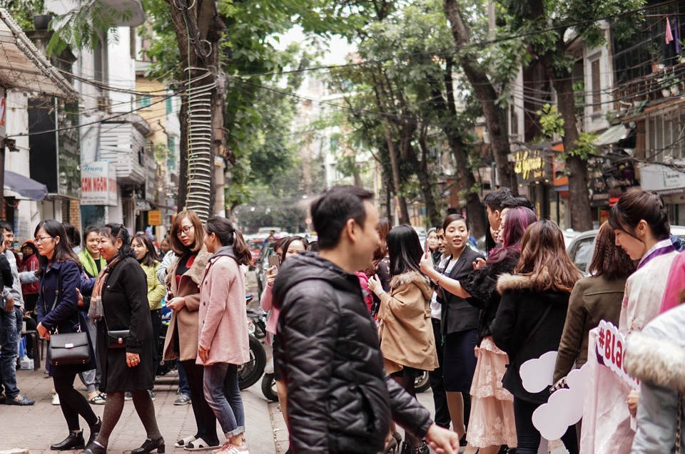 Á hậu Tú Anh, Hà Lade xinh đẹp lung linh trong ngày Black Friday - 2 Á hậu Tú Anh, Hà Lade xinh đẹp lung linh trong ngày Black Friday - 2