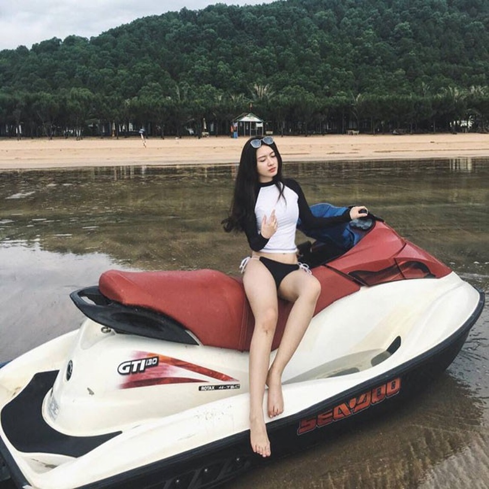 Nữ biker Việt lên báo Thái vì quá đẹp, ngắm nhan sắc thật còn giật mình hơn - 4
Ghé thăm trang cá nhân, dân mạng còn bất ngờ hơn nữa trước nhan sắc của cô gái xứ Nghệ.