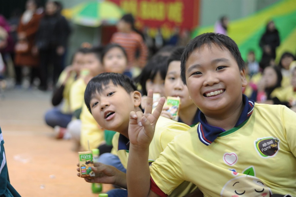 Hội thao FAMIKID – Điểm thứ 3 sôi động - 3
Các vận động viên vui vẻ uống sữa Fami Kid để bổ sung dinh dưỡng, lấy đà cho cả một ngày thi đấu.