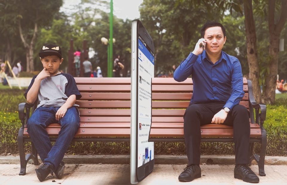 Cứu vãn một “thế hệ cúi đầu” - Cha mẹ có hành động? - 2 Bộ ảnh “Con ước trở thành chiếc điện thoại của ba mẹ” - Vietfuture