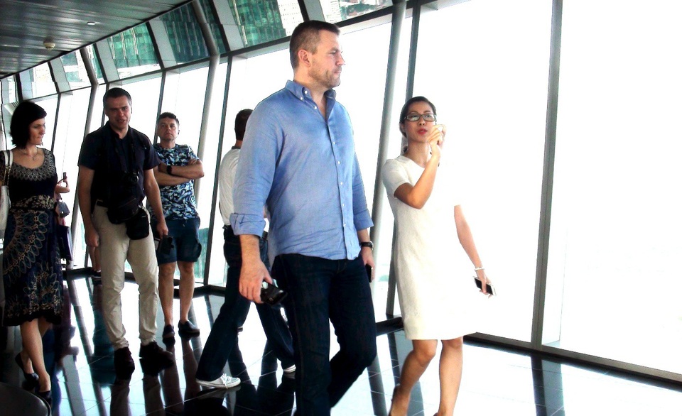 Phó Thủ tướng Slovakia thăm Tòa tháp Tài chính Bitexco - 2 Phó Thủ tướng Slovakia Peter Pellegrini tham quan TP.HCM từ Đài Quan Sát Saigon Skydeck của Bitexco Financial Tower.
