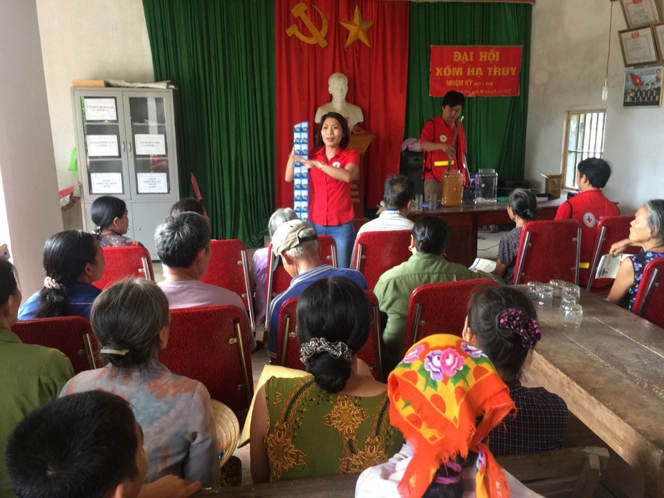 Chung tay cùng Hội Chữ thập Đỏ “vì miền Trung yêu thương” - 2 Các tình nguyện viên đang hướng dẫn bà con vùng thiên tai sử dụng gói bột lọc nước P&G