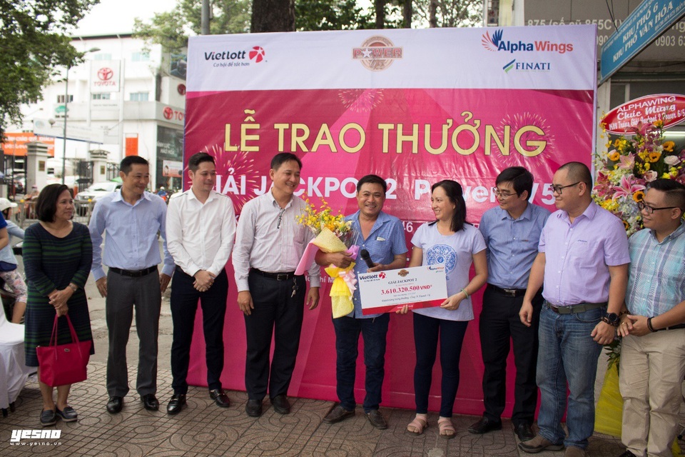 Vietlott đã có hơn 3000 điểm bán hàng trên cả nước - 2
Anh Nguyễn Thanh Vũ trúng giải Jackpot 2 Power 6/55 kỳ quay thưởng số #00046.