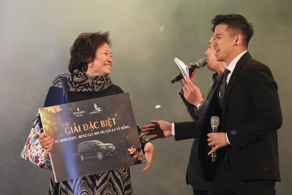 Vinhomes Riverside: Tưng bừng "đại tiệc nghệ thuật" bên hồ Harmony - 2 Đêm nhạc hội bên hồ còn mang đến một không gian trình diễn ánh sáng nghệ thuật Lighting Show đẳng cấp làm tôn lên vẻ đẹp thanh khiết và khoáng đạt của hồ Harmony rộng tới 12,4ha. Trên nền nhạc du dương, hàng nghìn chiếc đèn LED cộng hưởng cùng nghệ thuật trình diễn lazer làm bừng sáng mặt hồ lung linh, huyền ảo mang đến những dư vị cảm xúc tuyệt vời cho khán giả. Màn kết bằng những chùm pháo hoa rực rỡ đầy bất ngờ đã khiến bữa tiệc nghệ thuật đa vị trở nên hoàn hảo và vô cùng đáng nhớ.