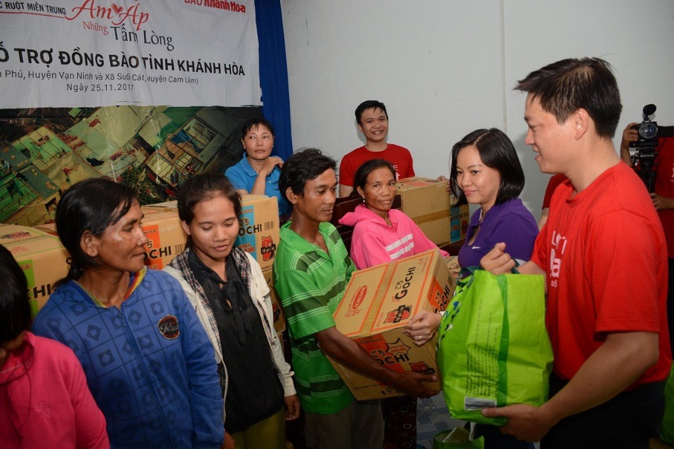 Ông Trần Thanh Vũ, Đại diện LOTTE Mart Nha Trang và Bà Thái Thị Lệ Hằng Phó Tổng Biên Tập Báo Khánh Hòa tặng quà cho người dân tại xã Suối Cát, huyện Cam Lâm, Khánh Hòa