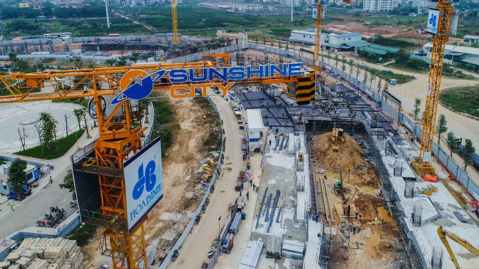 “Đột nhập” công trường dự án khủng của bất động sản Tây hồ Tây - 3
Khu vực 6 tháp chung cư 38 – 40 tầng của dự án 5000 tỷ này đang được nhà thầu Hòa Bình (đối tác hợp tác chiến lược của Sunshine Group) triển khai thi công thần tốc.