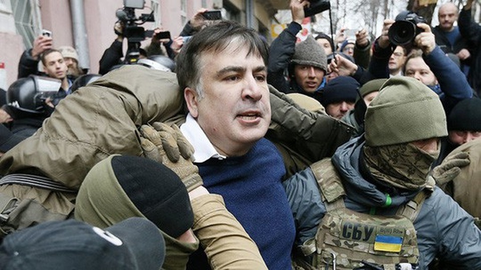 Tình báo Ukraine trèo lên mái nhà bắt cựu tổng thống Georgia - 3
Ông Saakashvili bị bắt hôm 5-12. Ảnh: REUTERS