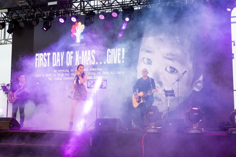 Coco Heart và những hoạt động vì cộng đồng - 2 Đến với chương trình, các khán giả đã được hoà mình vào thế giới âm nhạc sôi động từ ban nhạc Philipines, Công-gô và U-krai-na