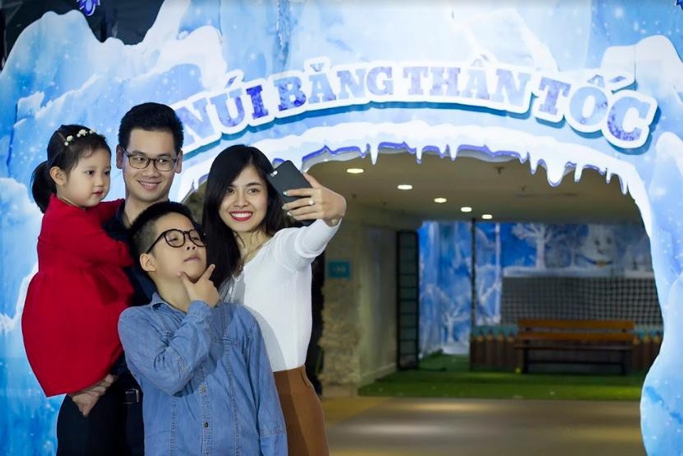 Du khách đừng quên chụp hình ghi lại những khoảnh khắc giữa trời tuyết cùng gia đình.