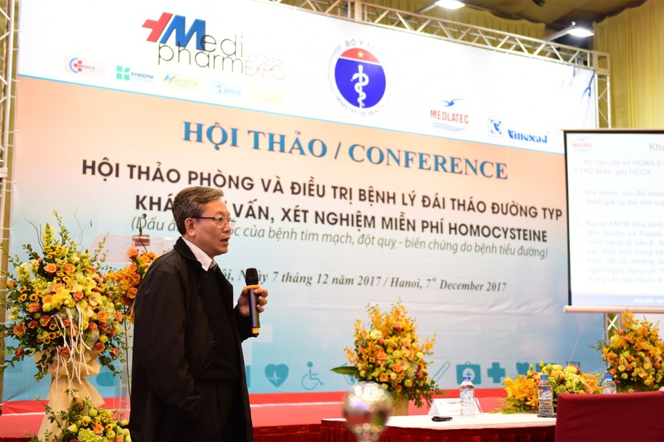 Nâng cao hiệu quả phòng và điều trị bệnh đái tháo đường type 2 trong cộng đồng - 2 Tiến sĩ Nguyễn Văn Tiến giải đáp thắc mắc của các quý vị tham gia hội thảo.