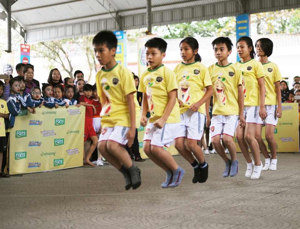 Tưng bừng Gala chung kết hội thao FAMI KID 2017 - 2
Các môn thi đấu vẫn hết sức cuồng nhiệt.