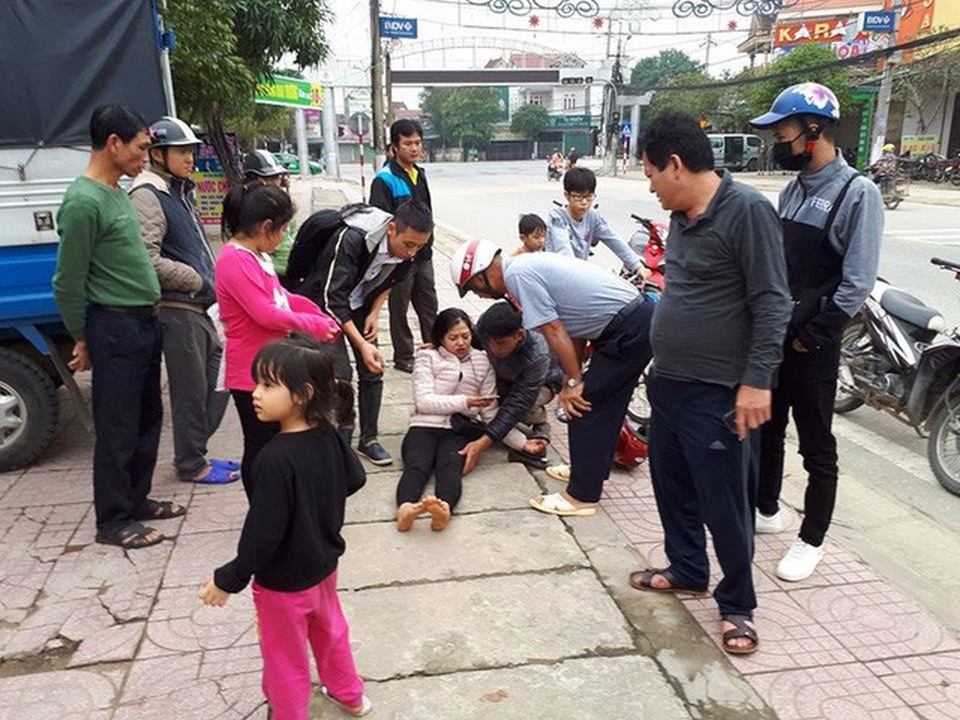 Trích xuất camera truy tìm thanh niên tông cô gái ngã nhào rồi bỏ chạy - 3 Cô gái được người dân bế vào lề đường trong tình trạng đau đớn, hoảng loạn.