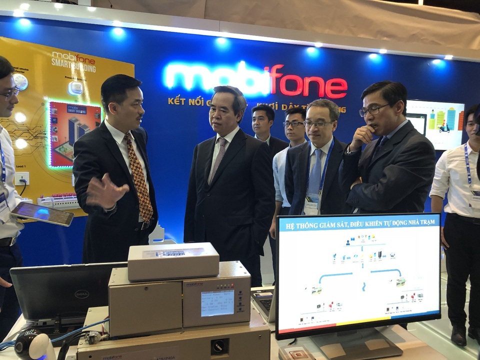 Không có kiến trúc chuẩn sẽ khó xây dựng thành phố thông minh - 2 Ông Nguyễn Mạnh Hùng, Phó Tổng giám đốc MobiFone giới thiệu về các giải pháp công nghệ của MobiFone