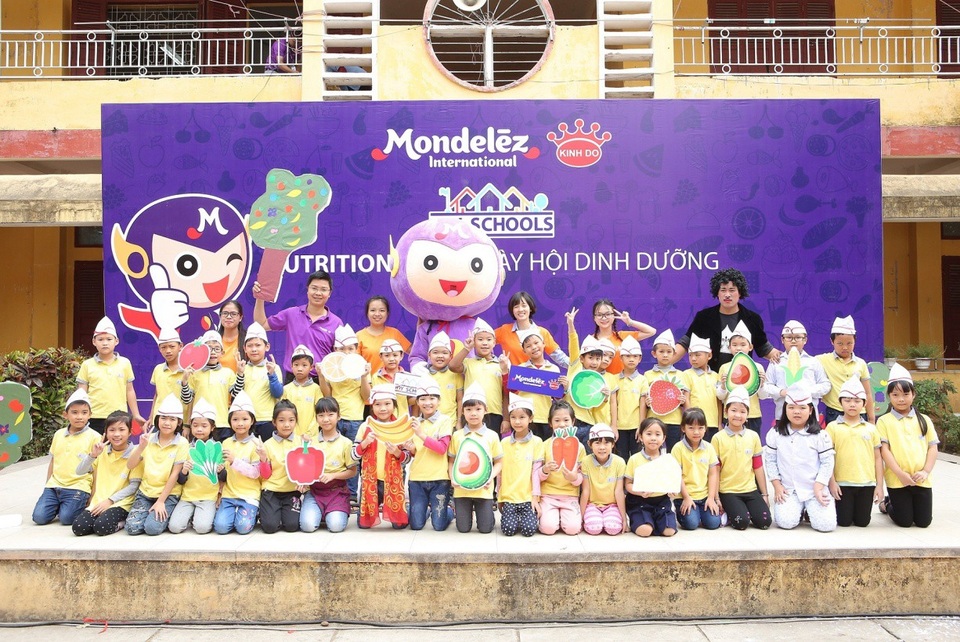 Mondelez Kinh Đô triển khai dự án “Vui tới trường” - 2 Học sinh các lớp chụp hình lưu niệm cùng nhân vật M Hero
