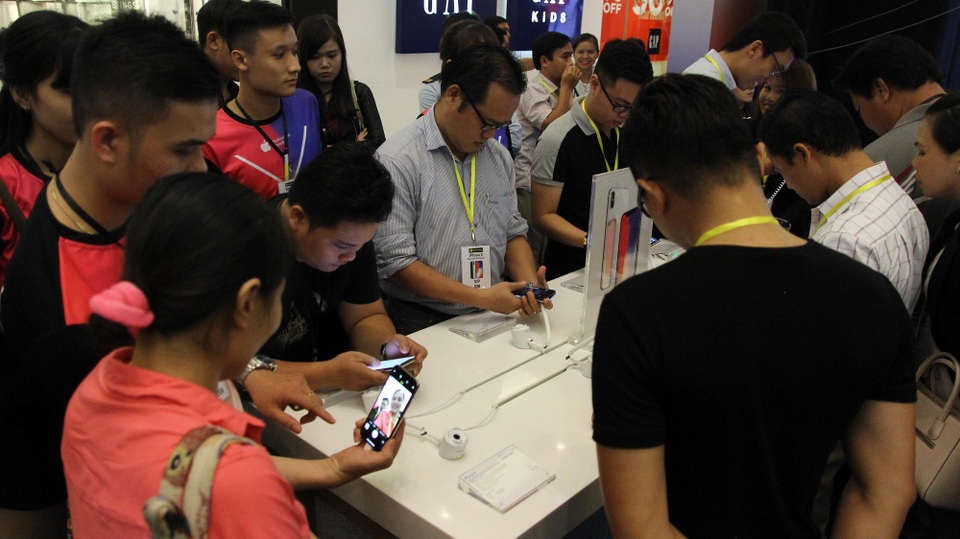 Thị trường iPhone X Việt Nam: Chưa bao giờ hạ nhiệt - 2 Khách hàng trải nghiệm iPhone X tại sự kiện mở bán và giao hàng iPhone X ngày 08/12/2017