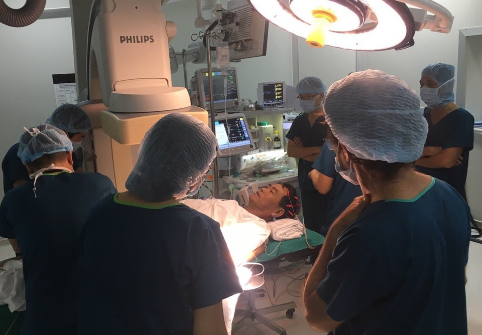 Lần đầu tiên thay van tim qua động mạch cảnh chung trái thành công tại Việt Nam - 2 Lần đầu tiên ở Việt Nam, êkíp can thiệp tim mạch Vinmec Central Park đã tiếp cận qua đường động mạch cảnh chung trái để thay van tim cho người bệnh.