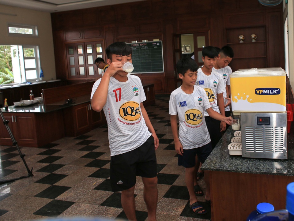 Uống sữa ngay từ nhỏ - nền tảng thể lực tương lai - 2 Các cầu thủ nhí cũng tuân thủ chế độ dinh dưỡng gồm 1 lít sữa IQLac Pro mỗi ngày để cao lớn và có thể lực được mong đợi là tốt hơn các đàn anh