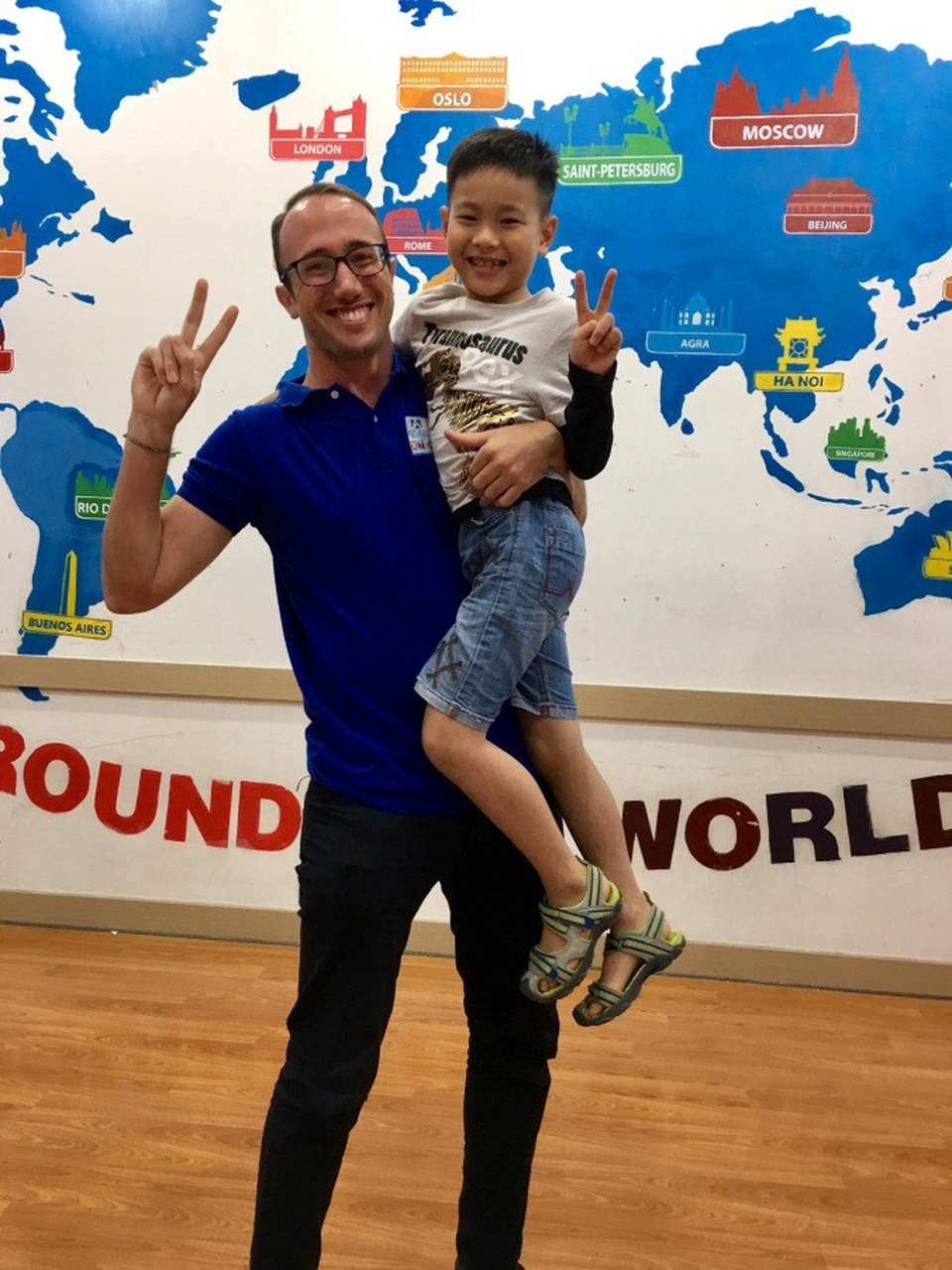 Mẹ “nhà khủng long học” Minh Khang: Ngôn ngữ là công cụ để con theo đuổi đam mê - 2
Với Minh Khang, Apollo English là nơi học ngôn ngữ đầy hứng khởi cùng các thầy cô nước ngoài.