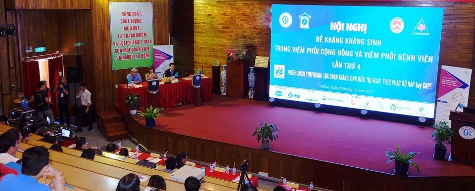 Viêm phổi ở Việt Nam khó điều trị do kháng kháng sinh tăng - 2
PGS.TS.BS. Chu Thị Hạnh trao đổi trong buổi hội thảo