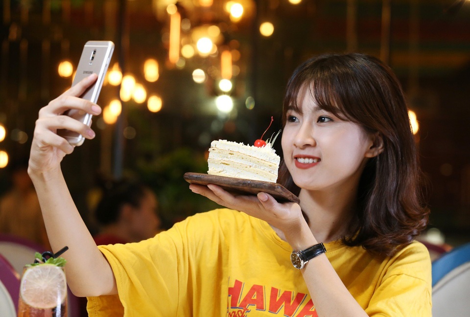 Galaxy J: "Thắng lớn" nhờ tính năng và thiết kế cao cấp - 2 Galaxy J7+ nổi bật với 2 camera sau xoá phông chuyên nghiệp nhưng vẫn nằm thon gọn trong thân máy kim loại, không bị “lồi” ra ngoài.