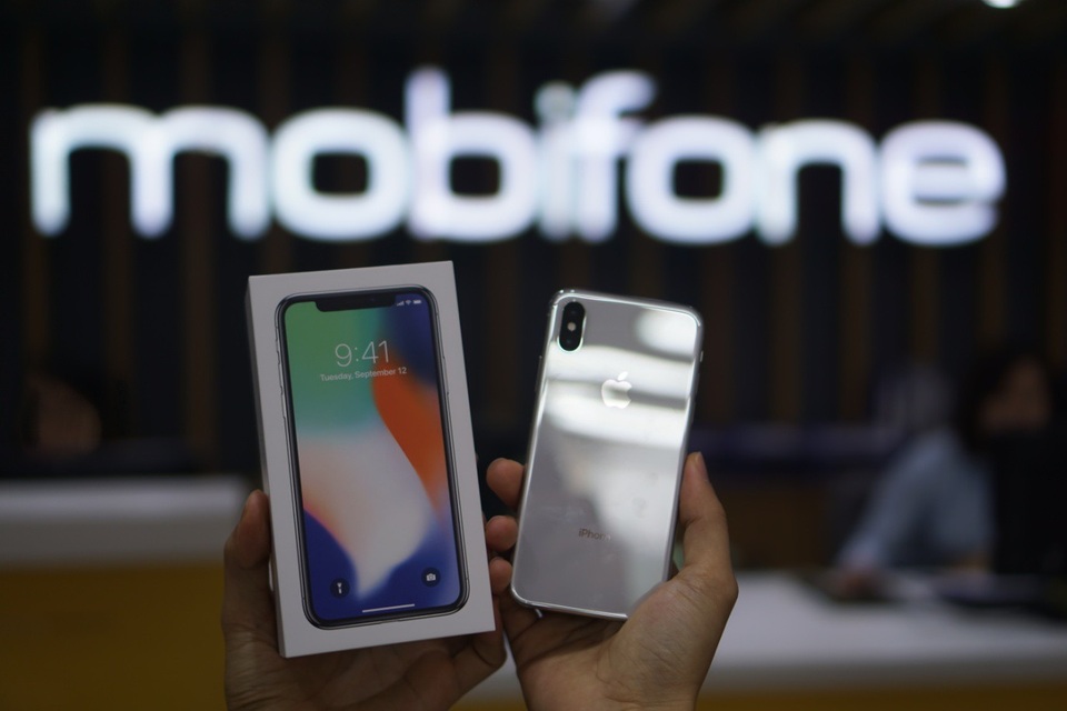 Mua iPhone X kèm gói cước nhà mạng, tiết kiệm gần 15 triệu đồng - 2
Khách hàng có thể mua iPhone X chính hãng tại các cửa hàng của MobiFone từ ngày 8/12/2017