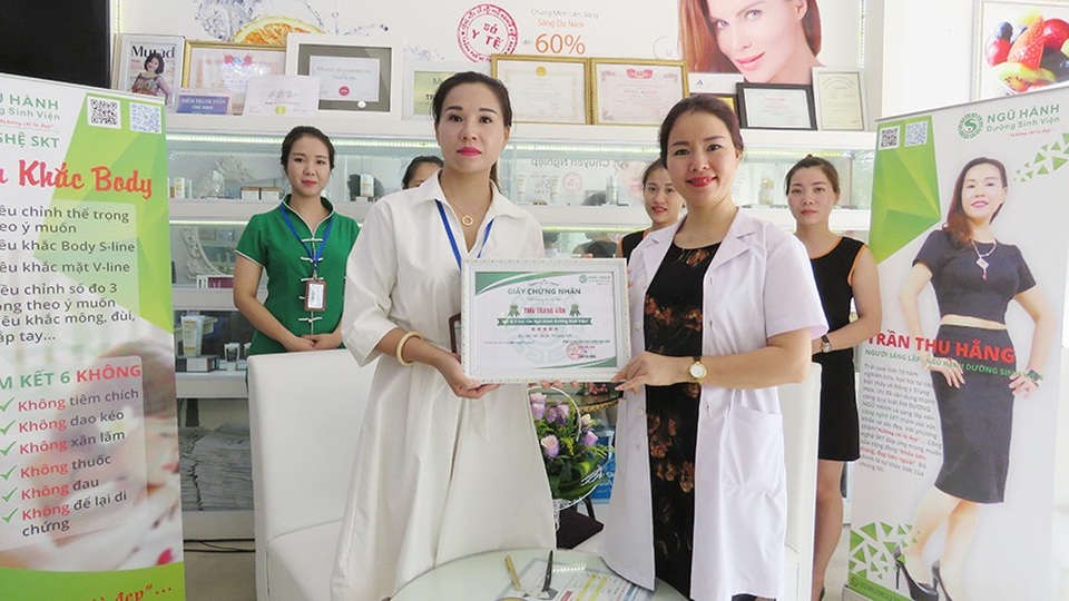 Ngũ hành dưỡng sinh viện – Khỏe bên trong, đẹp bên ngoài - 2 Bà Trần Thu Hằng (bên trái) trao bằng chứng nhận chuyển giao công nghệ cho Đại lý