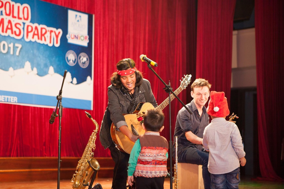 
Buổi giao lưu diễn ra đầy hứng khởi đan xen giữa các phần trình diễn của Jayden và các hoạt động giao lưu tương tác, chia sẻ với các bạn nhỏ.
