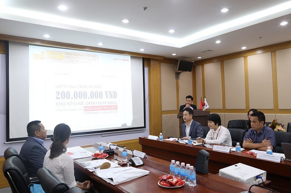 Lotte Mart trao 200 triệu đồng thực hiện chương trình phẫu thuật nụ cười - 2 Lotte Mart trao 200 triệu đồng thực hiện chương trình phẫu thuật nụ cười - 2
