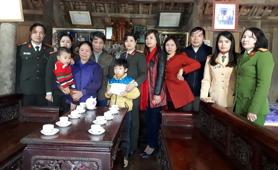 Ban Khuyến học Công an Phú Thọ trao sổ tiết kiệm, nhận đỡ đầu học sinh nghèo - 2
Mỗi sổ tiết kiệm do Ban Khuyến học công an tỉnh Phú Thọ tặng trị giá 30 triệu đồng.