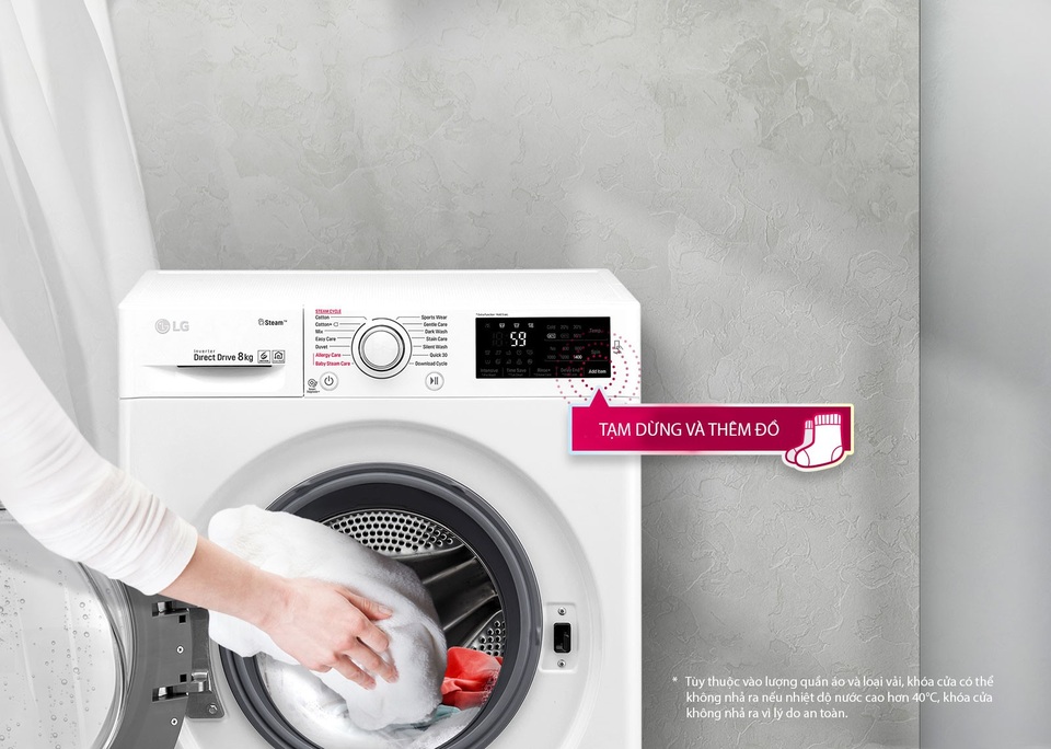 TOP 3 máy giặt "gây sốt" thị trường với công nghệ INVERTER - 2 Ngay cả khi máy đang chạy, bạn vẫn có thể cho thêm đồ vào lồng giặt với chức năng“Add Item” (Thêm đồ giặt) trên bảng điều khiển.