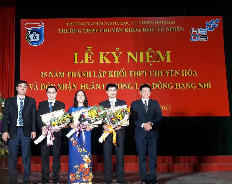 Khối THPT chuyên Hóa: 25 năm chinh phục những huy chương - 2
Nhiều thầy cô được nhận bằng khen của Bộ Giáo dục – Đào tạo