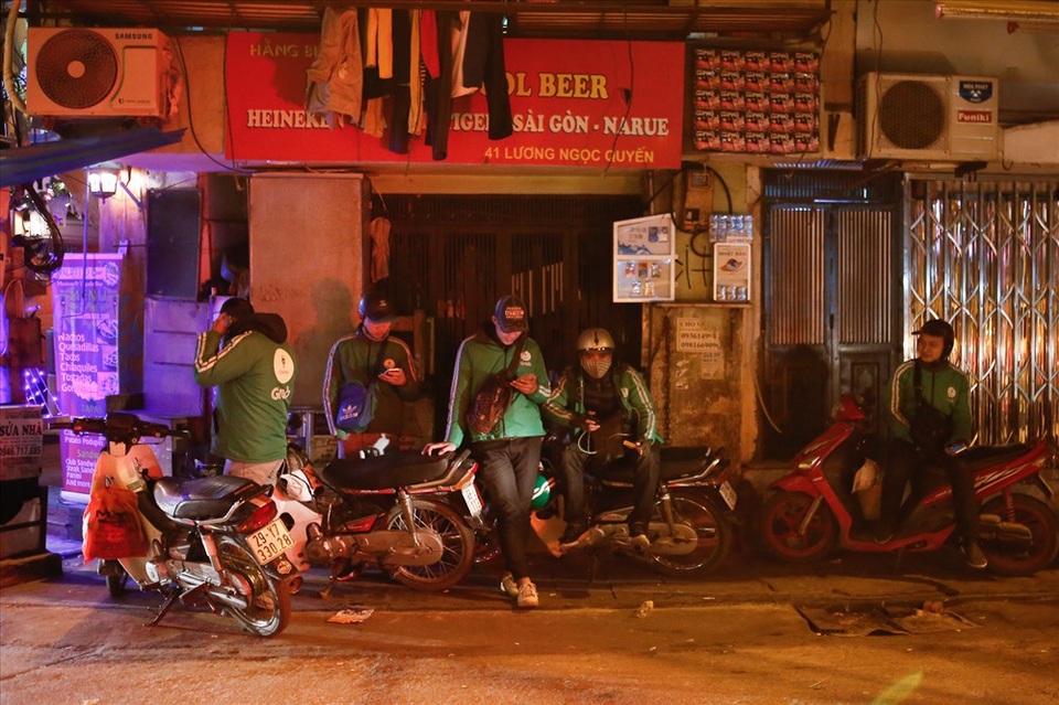 Người lao động giữa đêm đông Hà Nội - 3 Một nhóm thanh niên làm dịch vụ chạy Grap bike tập trung trên “phố Tây” Lương Ngọc Quyến chờ đón khách lúc 2h sáng.