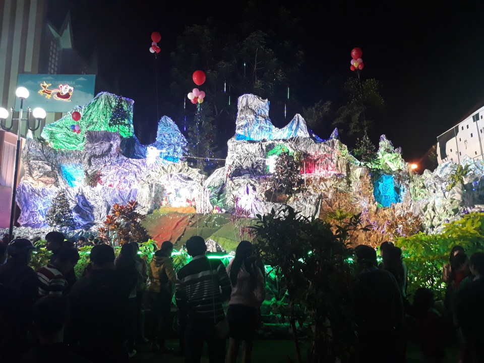 Rộn ràng đêm Noel khắp cả nước - 96 Phần lớn người dân tập trung tại khu vực hang đá để ghi lại những hình ảnh đẹp nhất trong đêm Giáng sinh