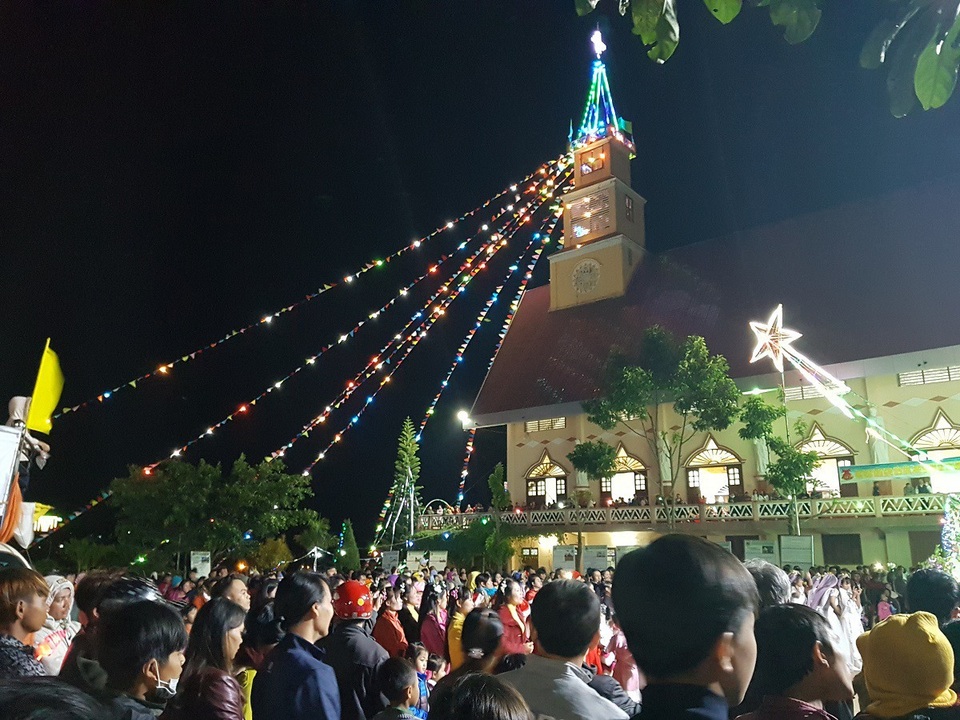 Rộn ràng đêm Noel khắp cả nước - 81 Hàng ngàn người tập trung đến Nhà thờ để làm lễ