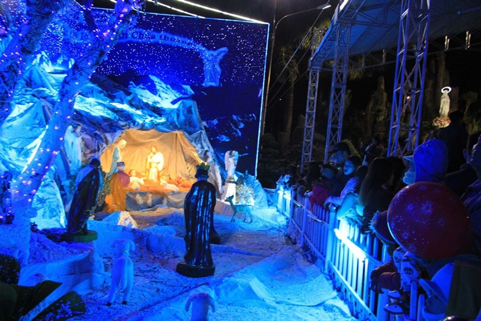 Rộn ràng đêm Noel khắp cả nước - 62
Các hang đá được nhiều người tới chiêm ngưỡng