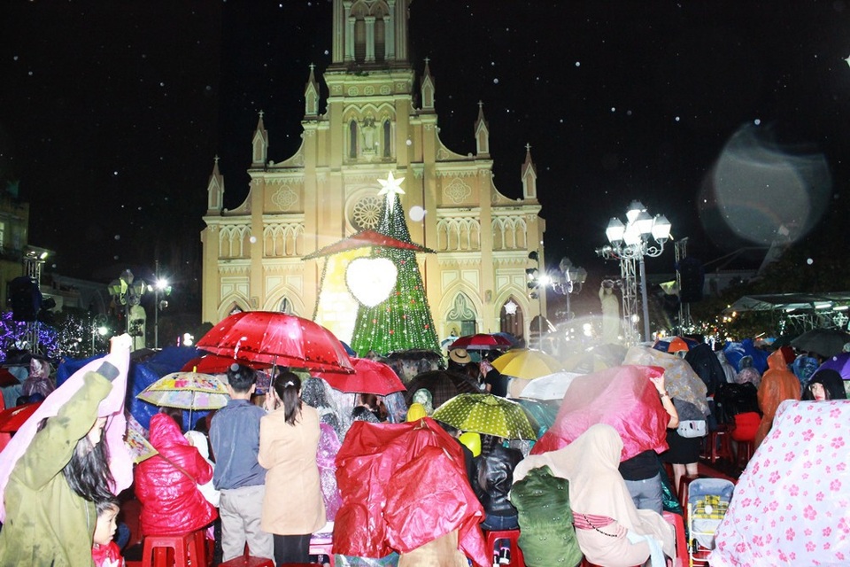 Rộn ràng đêm Noel khắp cả nước - 19 Mặc dù trời lúc ráo, lúc đổ mưa to bất chợt, mọi người vẫn vui đêm Noel ở Đà Nẵng