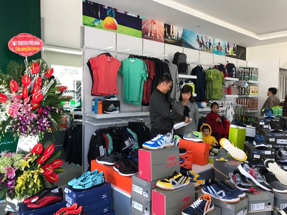Tưng bừng khai trương Jubi Sport thứ năm tại Lai Châu - 2 Các mặt hàng được bày bán trong buổi khai trương thu hút sự quan tâm của nhiều người