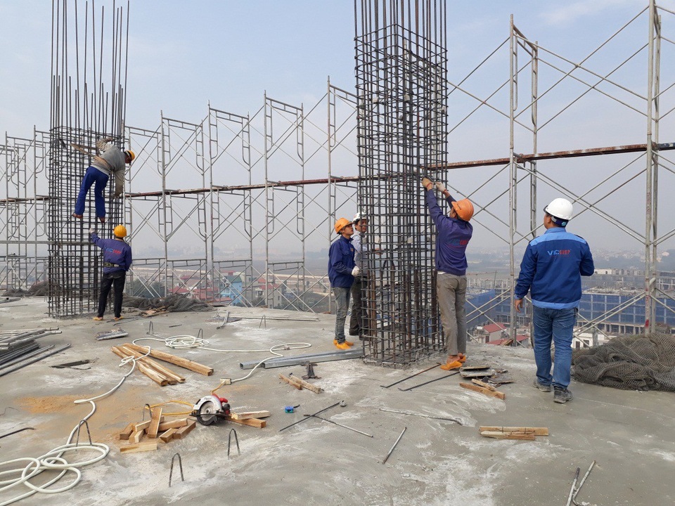 Cận cảnh tiến độ dự án giá “hot” nhất Nam Từ Liêm - 2 Công nhân đang thi công trên mặt sàn tầng 10 của công trình.