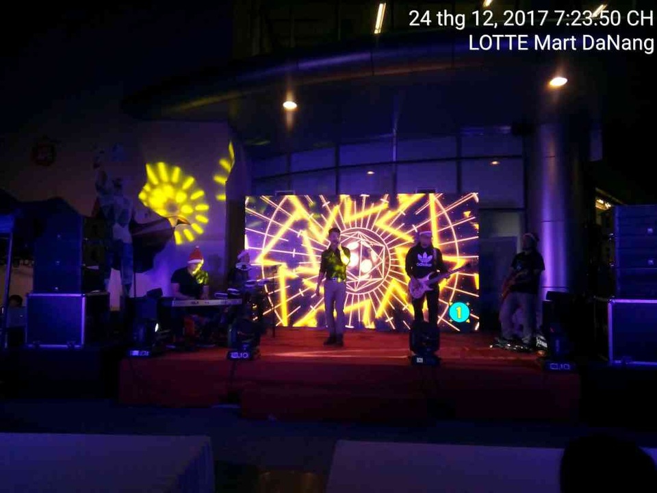 Lotte Mart đón Giáng sinh với chuỗi gala hoành tráng - 2 Những giai điệu Acoustic ngọt ngào không kém phần vui tươi mở trên hiệu ứng đèn LED sân khấu vô cùng đặc sắc