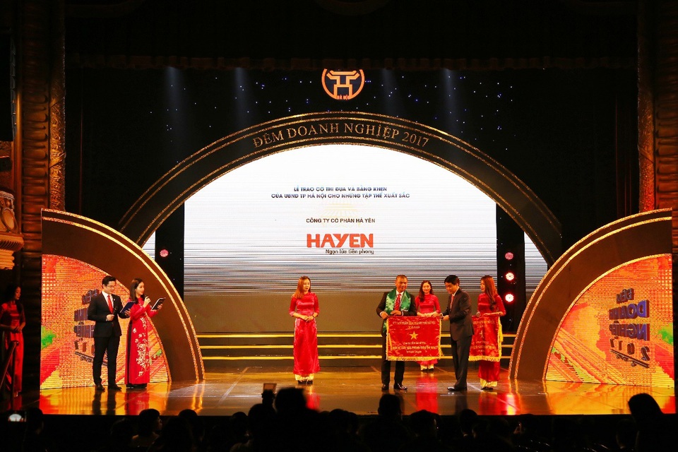 Công ty CP Hà Yến năm thứ 2 liên tiếp vinh dự nhận cờ thi đua của UBND TP Hà Nội - 2 Ông Kim Quang Tiến - Phó tổng Giám đốc đại diện Công ty cổ phần Hà Yến nhận Cờ thi đua của Chủ tịch UBND Thành phố Hà Nội